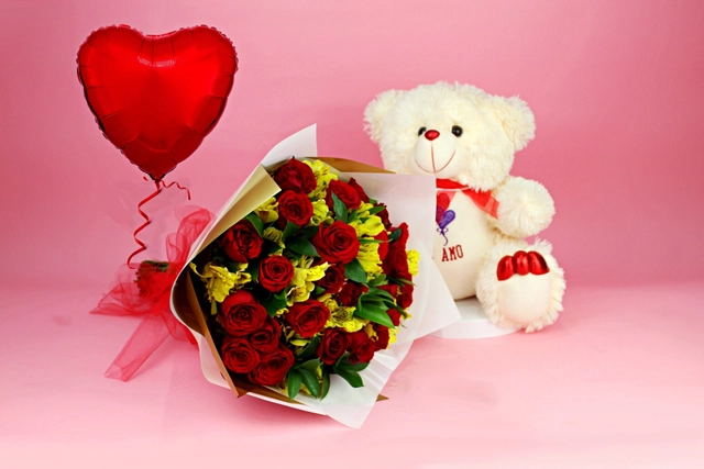 Ramo 24 Rosas con Follaje, Osito y Globo Corazón