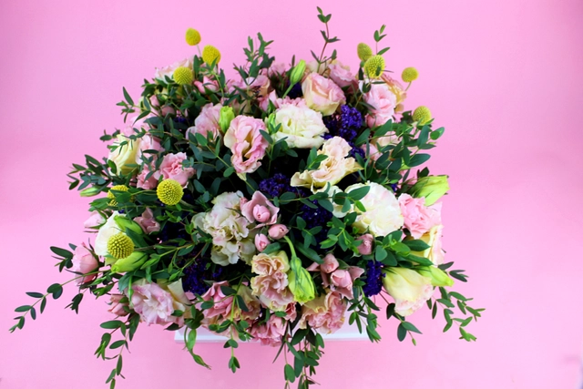 Box de Lisianthus y Follajes Diversos